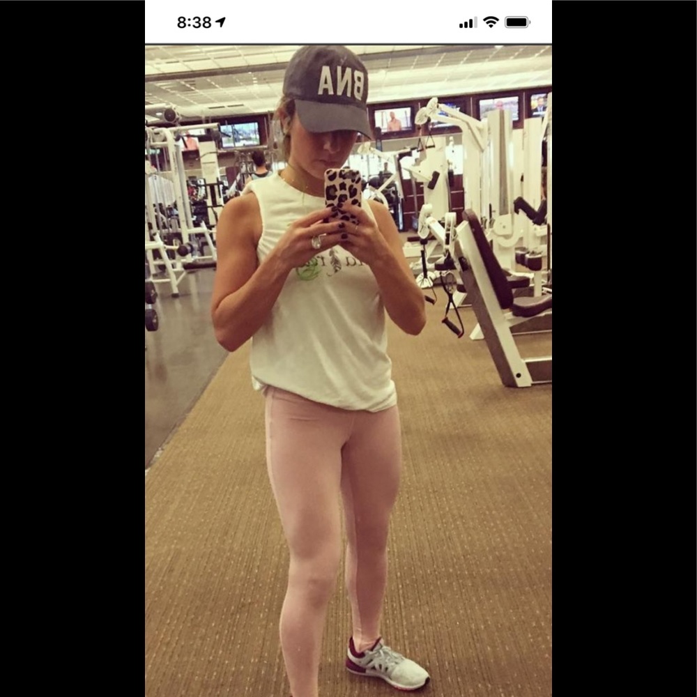 Kittenish Jessie James decker pink yoga pants